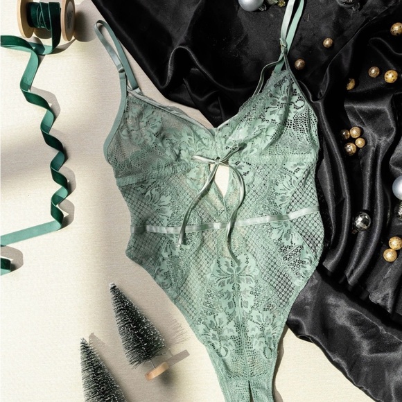 Mentionables Lace Bodysuit NWT Valentine’s Day Lingerie Medium - Picture 1 of 3